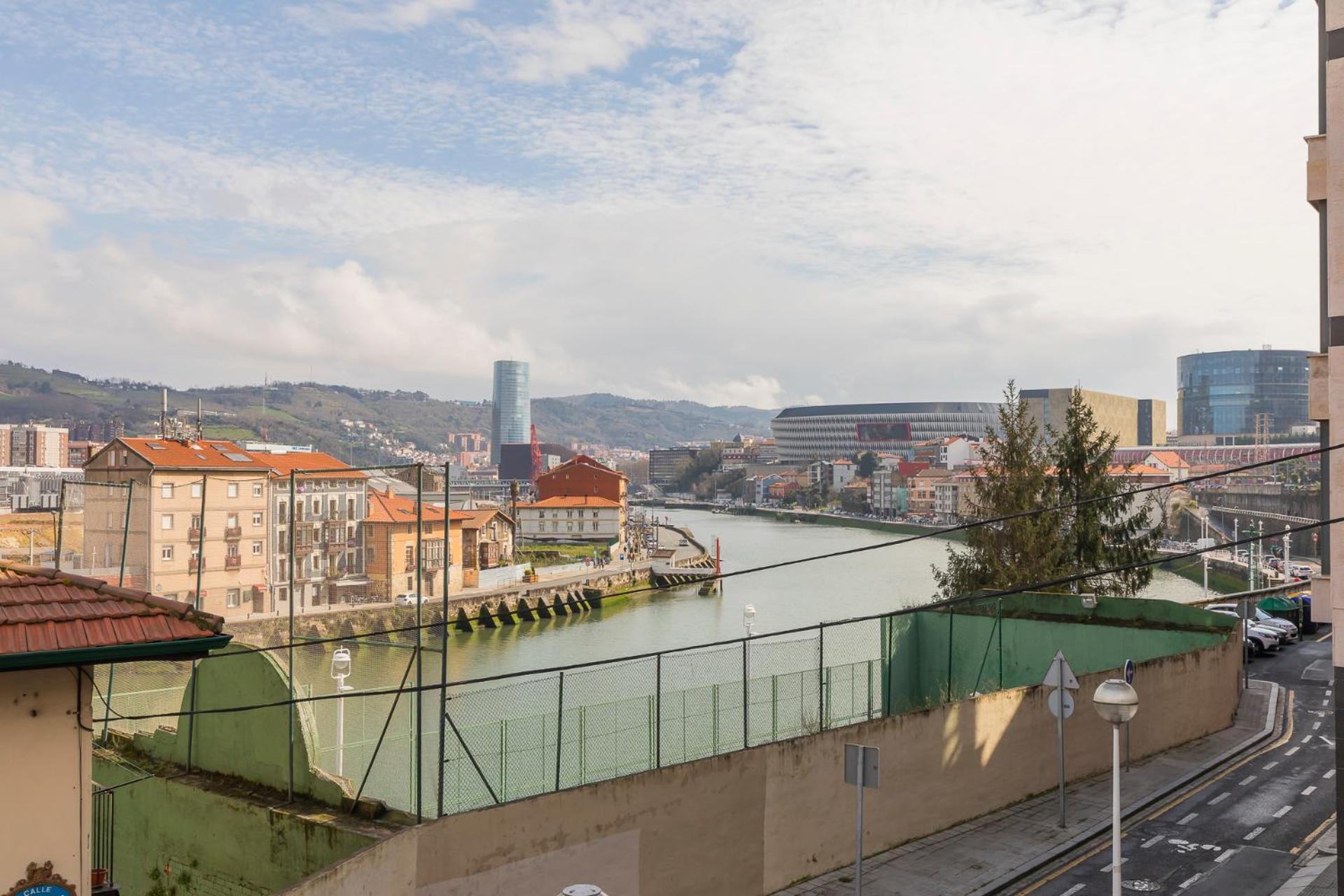 Akomodat En Apartamento Luminoso Junto Al Paseo De La Ria Bilbao Luaran gambar