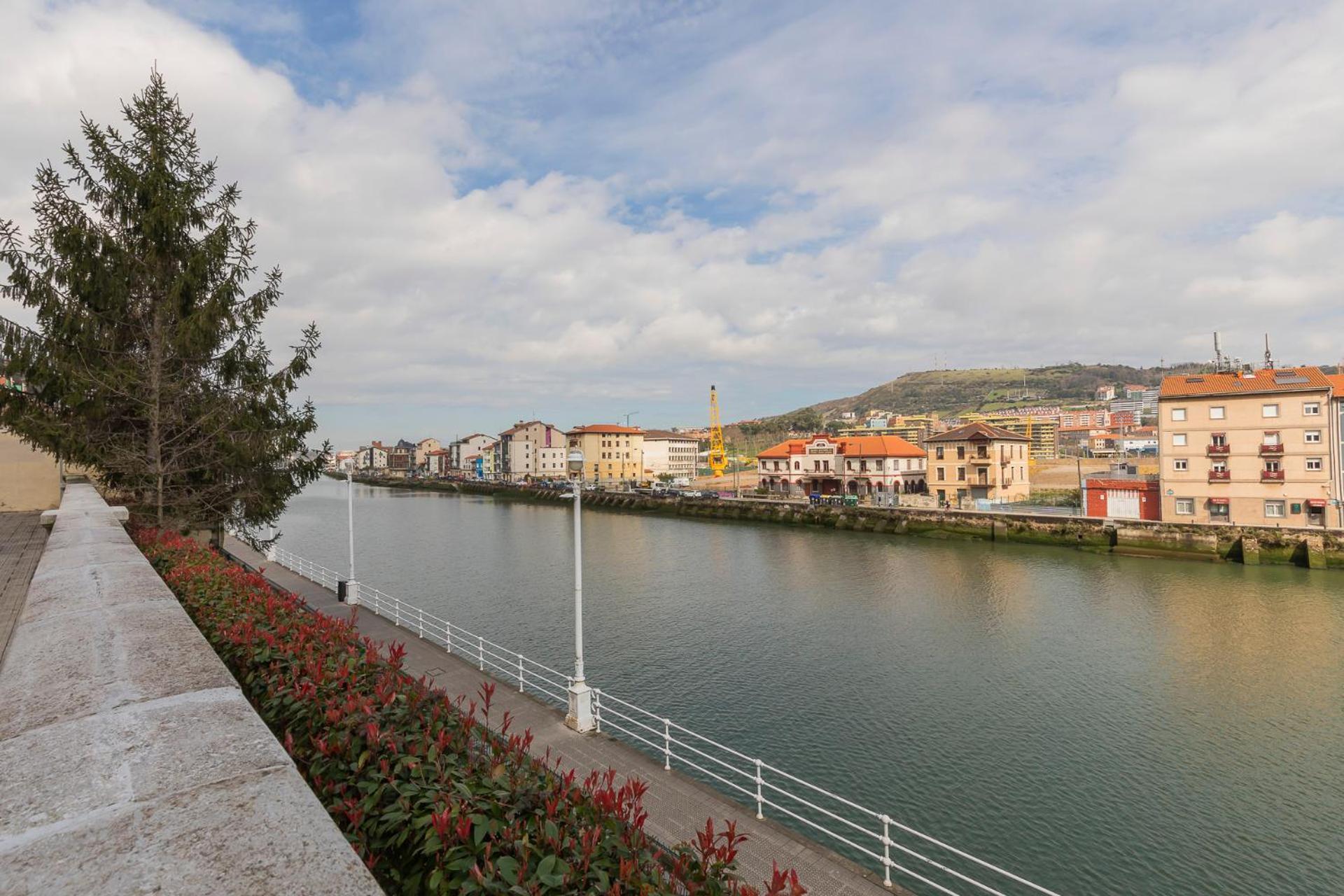 Akomodat En Apartamento Luminoso Junto Al Paseo De La Ria Bilbao Luaran gambar