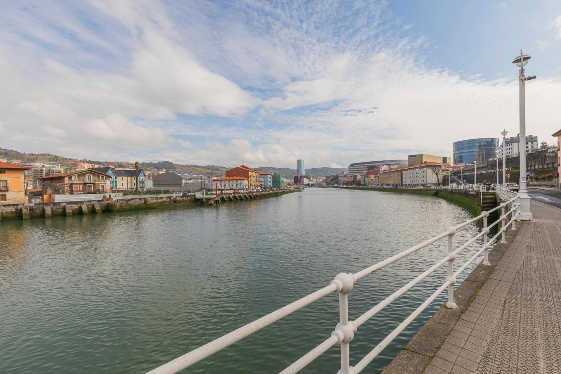 Akomodat En Apartamento Luminoso Junto Al Paseo De La Ria Bilbao Luaran gambar