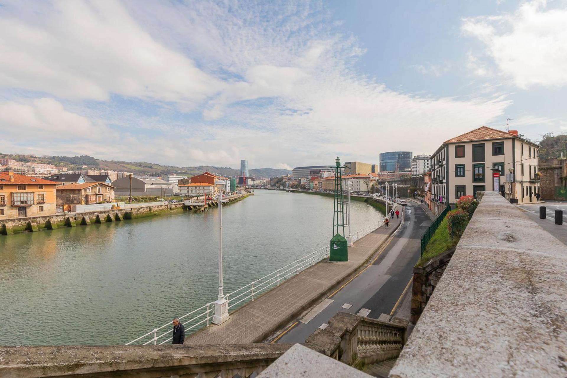 Akomodat En Apartamento Luminoso Junto Al Paseo De La Ria Bilbao Luaran gambar